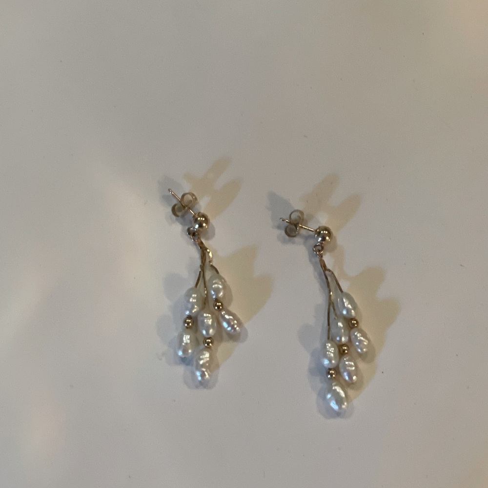 14kt yellow gold with fresh water pearl dangle earrings weighing 2.5g NEW
